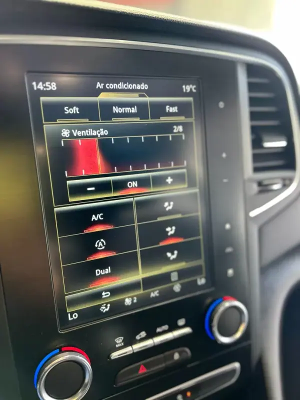 Renault Mégane 2019 - 14250 EUR, 135000 km - AUTO.MOTO.pt - 135000km - foto 25 de 37