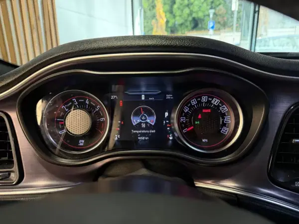 Dodge Challenger 2018 - 54900 EUR, 86429 km - AUTO.MOTO.pt - 86429km - foto 7 de 11