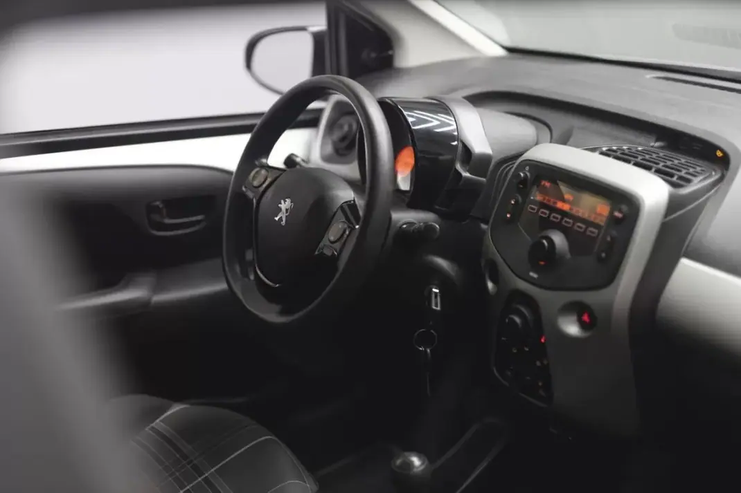 Peugeot 108 2017 - 9500 EUR, 49390 km - AUTO.MOTO.pt - 49390km - foto 24 de 45