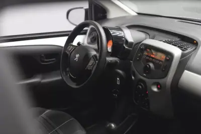 Peugeot 108 2017 - 9500 EUR, 49390 km - AUTO.MOTO.pt - 49390km - foto 24 de 45