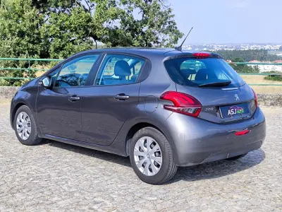 Peugeot 208 2019 - 8250 EUR, 213927 km - AUTO.MOTO.pt - 213927km - foto 10 de 22