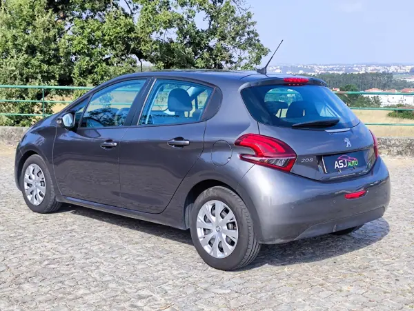 Peugeot 208 2019 - 8250 EUR, 213927 km - AUTO.MOTO.pt - 213927km - foto 10 de 22