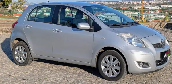 Toyota Yaris 2009 — photo 2 of 21