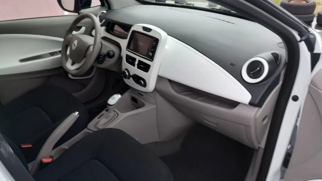 Renault Zoe 2019 - 12500 EUR, 70000 km - AUTO.MOTO.pt - 70000km - foto 19 de 28