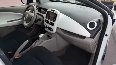 Renault Zoe 2019 - 12500 EUR, 70000 km - AUTO.MOTO.pt - 70000km - foto 19 de 28