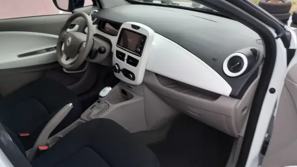 Renault Zoe 2019 - 12500 EUR, 70000 km - AUTO.MOTO.pt - 70000km - foto 19 de 28