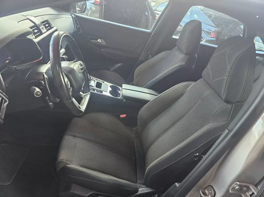 DS DS7 Crossback 2023 - 21999 EUR, 151000 km - 151000km - foto 7 de 9