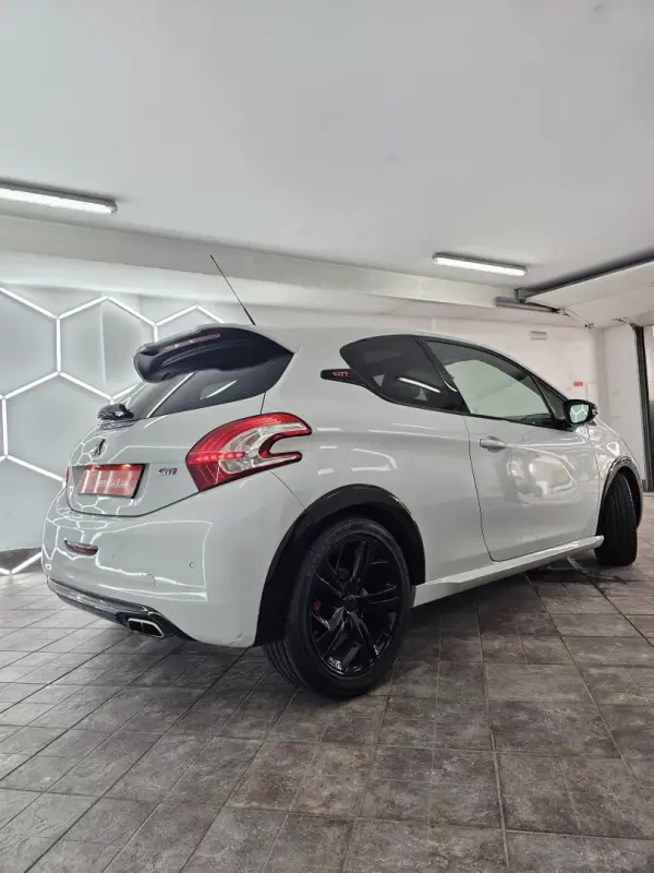 Peugeot 208 2015 - 16650 EUR, 121757 km - AUTO.MOTO.pt - 121757km - foto 19 de 38
