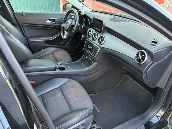 Mercedes-Benz GLA 220 2015 - 17000 EUR, 197000 km - AUTO.MOTO.pt - 197000km - foto 8 de 11