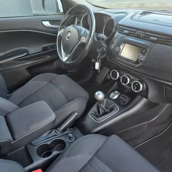 Alfa Romeo Giulietta 2016 - 10950 EUR, 172955 km - AUTO.MOTO.pt - 172955km - foto 13 de 32