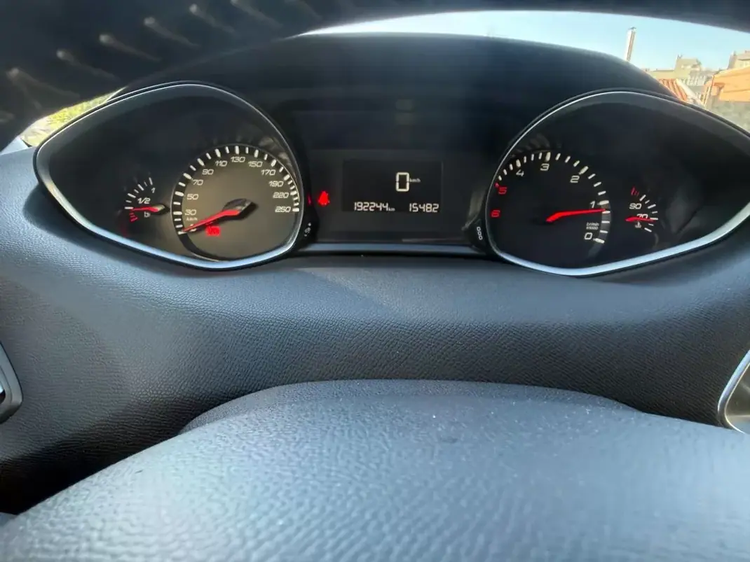 Peugeot 308 SW 2016 - 9450 EUR, 192000 km - AUTO.MOTO.pt - 192000km - foto 16 de 24