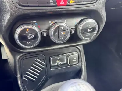 Jeep Renegade 2016 - 15500 EUR, 138000 km - AUTO.MOTO.pt - 138000km - foto 15 de 22