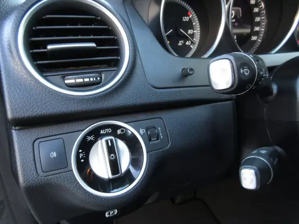 Mercedes-Benz C 180 2012 - 13490 EUR, 240000 km - AUTO.MOTO.pt - 240000km - foto 25 de 47
