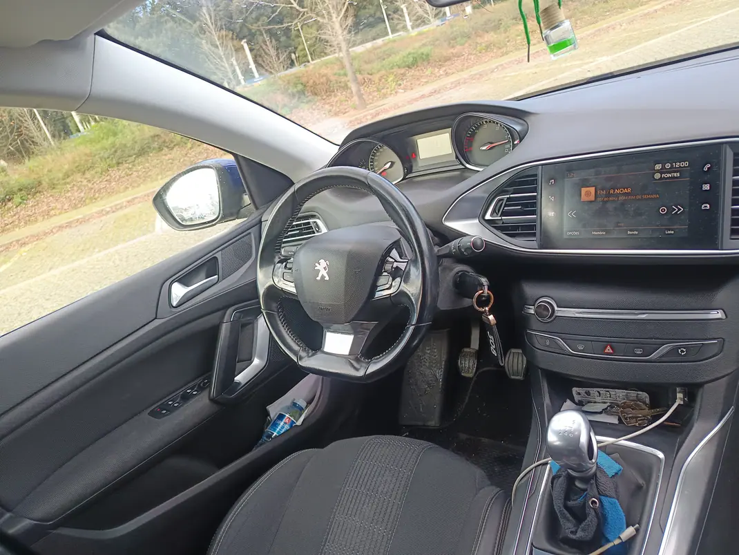 Peugeot 308 SW 2019 - 10500 EUR, 200000 km - AUTO.MOTO.pt - 200000km - foto 7 de 8
