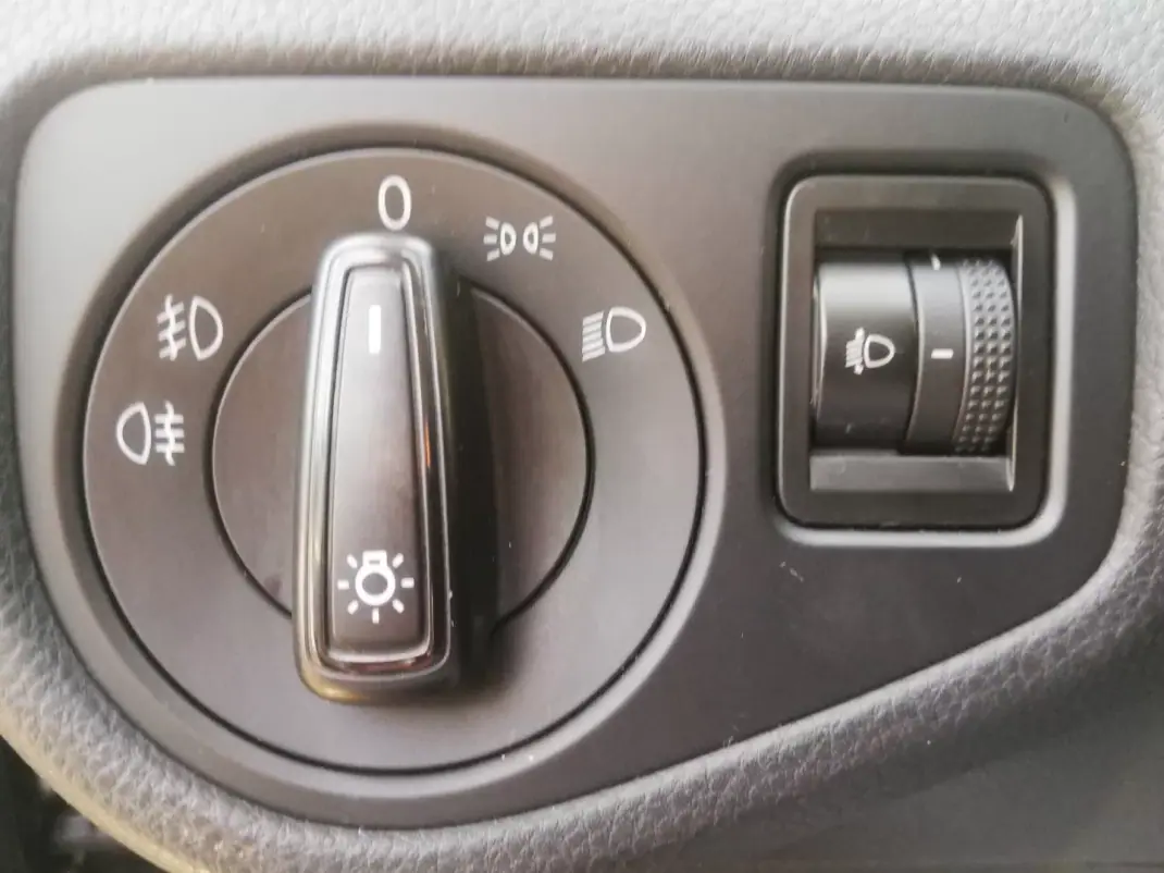 Volkswagen Golf 2013 - 11000 EUR, 240000 km - AUTO.MOTO.pt - 240000km - foto 8 de 21