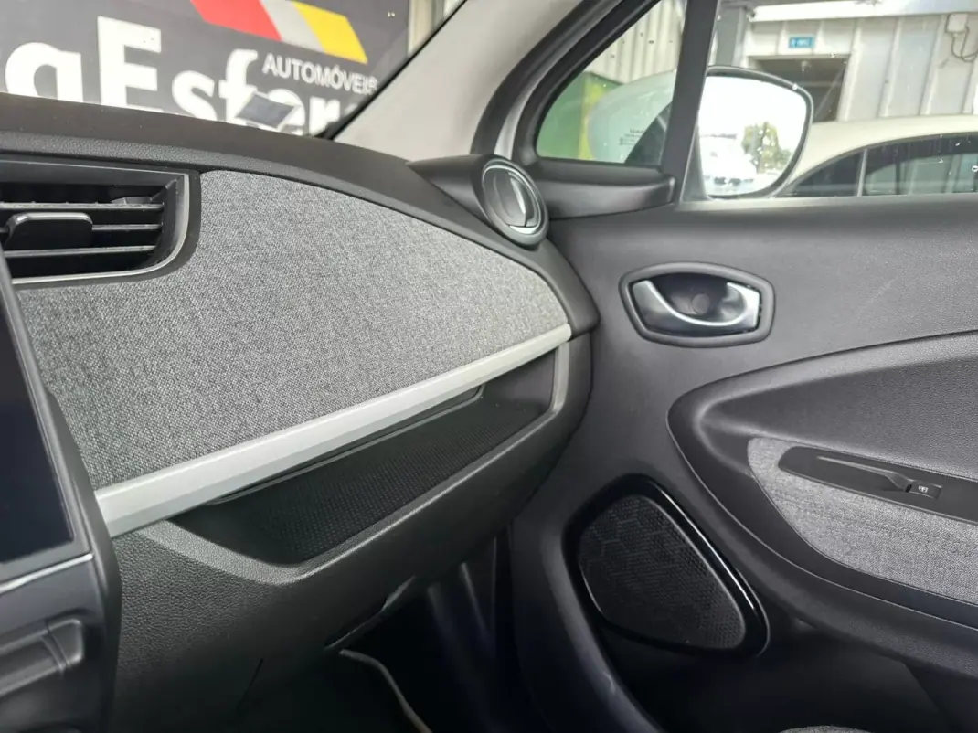 Renault Zoe 2020 - 17900 EUR, 44039 km - AUTO.MOTO.pt - 44039km - foto 24 de 33