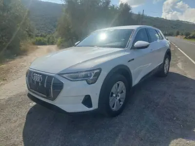 Audi e-tron 2023 - 36900 EUR, 52350 km - foto 1 de 11