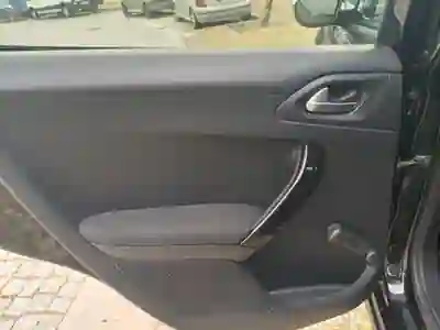 Peugeot 208 2017 - 8500 EUR, 215800 km - AUTO.MOTO.pt - 215800km - foto 11 de 12