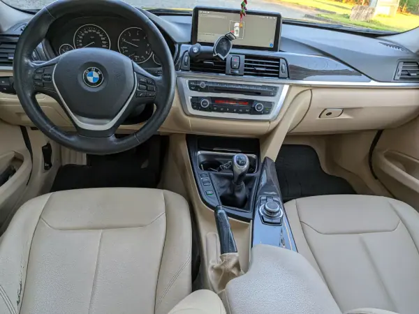 BMW 316 2015 - 13900 EUR, 149000 km - AUTO.MOTO.pt - 149000km - foto 11 de 15