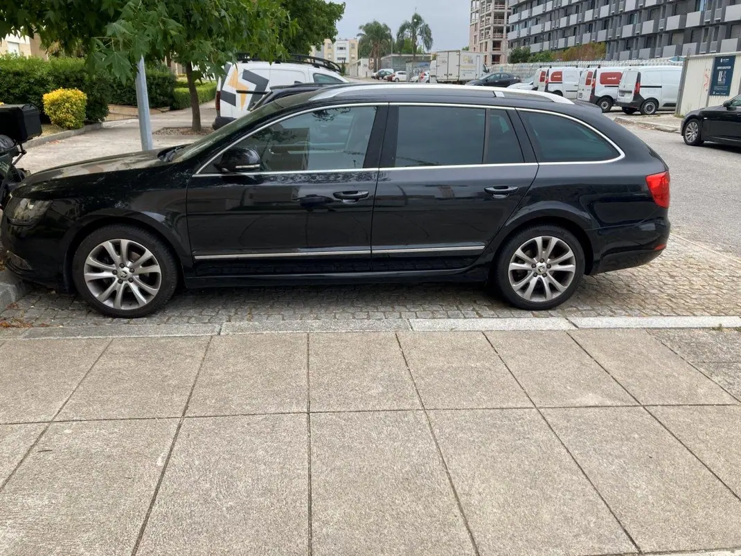 Skoda Superb Break 2014 - 9500 EUR, 207000 km - AUTO.MOTO.pt - 207000km - foto 2 de 10