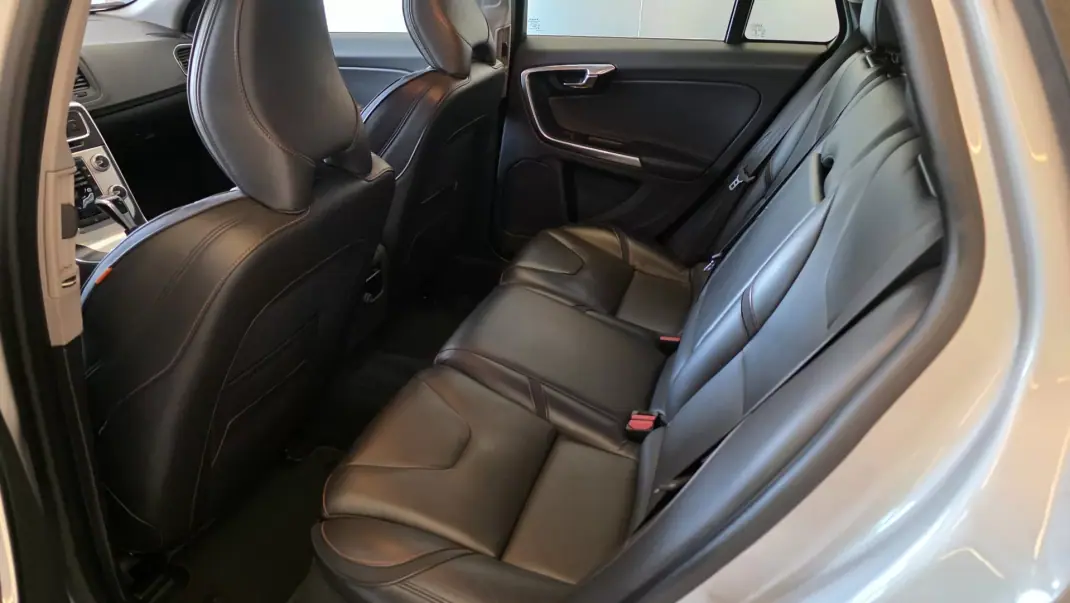 Volvo V60 2015 - 11900 EUR, 314478 km - AUTO.MOTO.pt - 314478km - foto 48 de 60