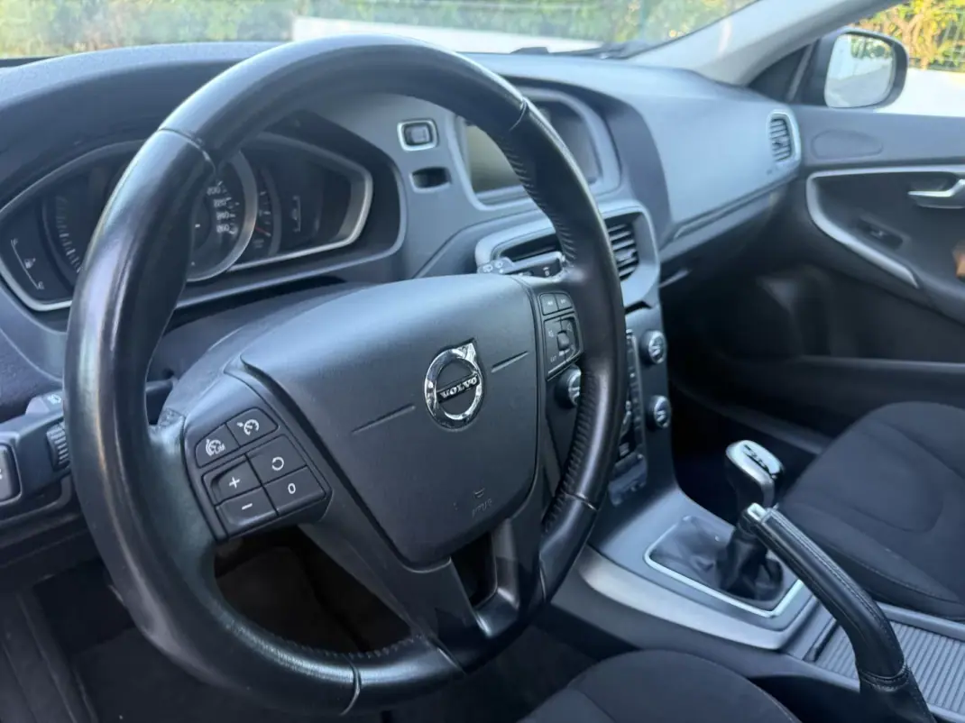 Volvo V40 2017 - 13999 EUR, 80000 km - AUTO.MOTO.pt - 80000km - foto 10 de 13