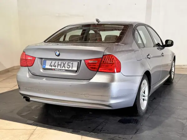 BMW 318 2009 - 10900 EUR, 110942 km - AUTO.MOTO.pt - 110942km - foto 6 de 25