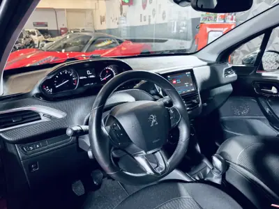 Peugeot 208 2017 - 8990 EUR, 100342 km - AUTO.MOTO.pt - 100342km - foto 30 de 33
