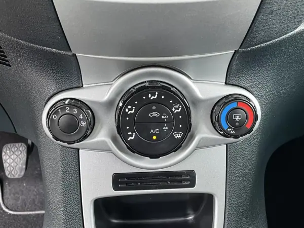 Ford Fiesta 2012 - 5500 EUR, 272349 km - AUTO.MOTO.pt - 272349km - foto 30 de 32