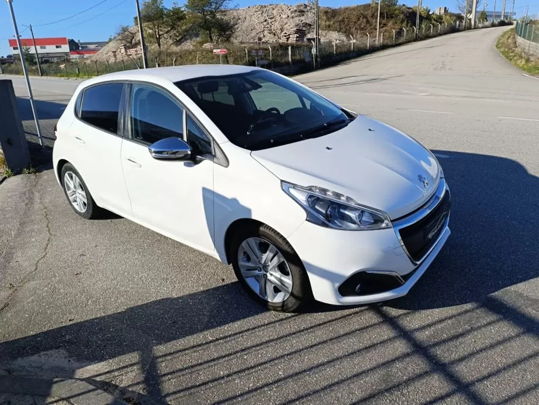 Peugeot 208 2017 - 11500 EUR, 81000 km - AUTO.MOTO.pt - 81000km - foto 4 de 24