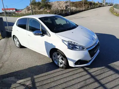Peugeot 208 2017 - 11500 EUR, 81000 km - AUTO.MOTO.pt - 81000km - foto 4 de 24