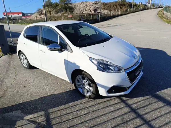 Peugeot 208 2017 - 11500 EUR, 81000 km - AUTO.MOTO.pt - 81000km - foto 4 de 24