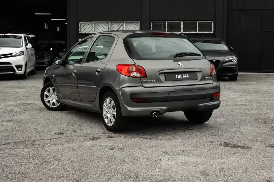 Peugeot 206 2010 - 5850 EUR, 96800 km - AUTO.MOTO.pt - 96800km - foto 5 de 19