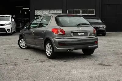 Peugeot 206 2010 - 5850 EUR, 96800 km - AUTO.MOTO.pt - 96800km - foto 5 de 19