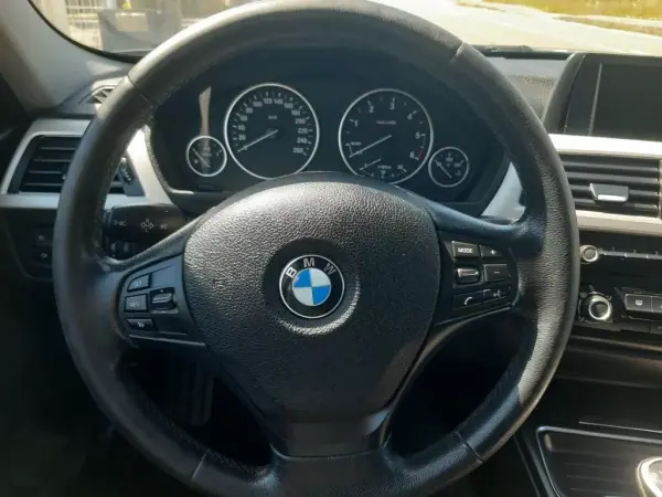 BMW 318 2013 - 14900 EUR, 184100 km - AUTO.MOTO.pt - 184100km - foto 16 de 38