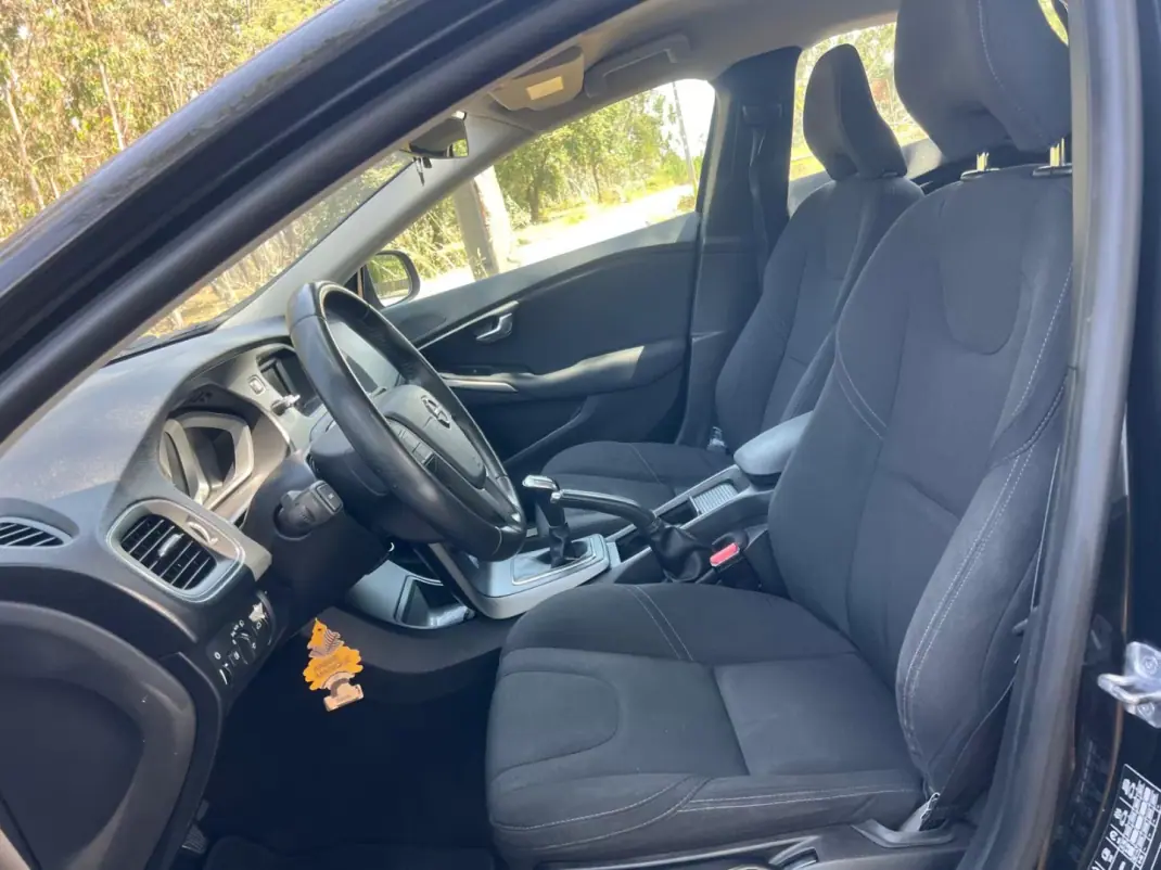 Volvo V40 2017 - 15900 EUR, 120000 km - AUTO.MOTO.pt - 120000km - foto 30 de 39