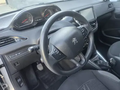 Peugeot 208 2014 - 7250 EUR, 157000 km - 157000km - foto 3 de 23
