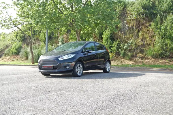Ford Fiesta 2015 - 7490 EUR, 204000 km - AUTO.MOTO.pt - 204000km - foto 5 de 10