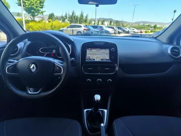 Renault Clio Sport Tourer 2018 - 7500 EUR, 250000 km - AUTO.MOTO.pt - 250000km - foto 13 de 23