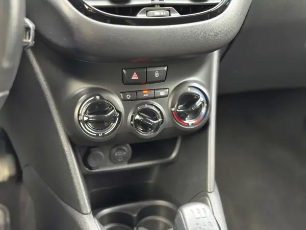 Peugeot 208 2016 - 8900 EUR, 178000 km - AUTO.MOTO.pt - 178000km - foto 19 de 21