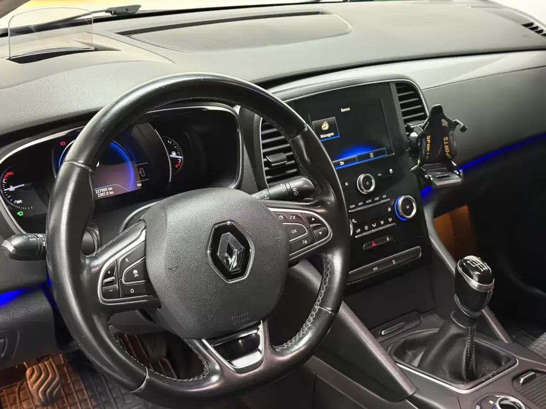 Renault Talisman Sport Tourer 2016 - 10250 EUR, 228000 km - AUTO.MOTO.pt - 228000km - foto 9 de 23