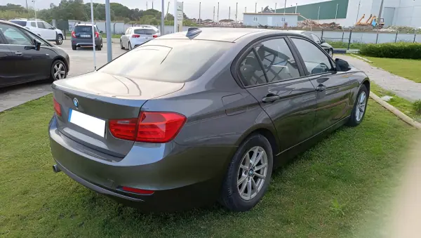 BMW 316 2014 - 10999 EUR, 180000 km - AUTO.MOTO.pt - 180000km - foto 3 de 9