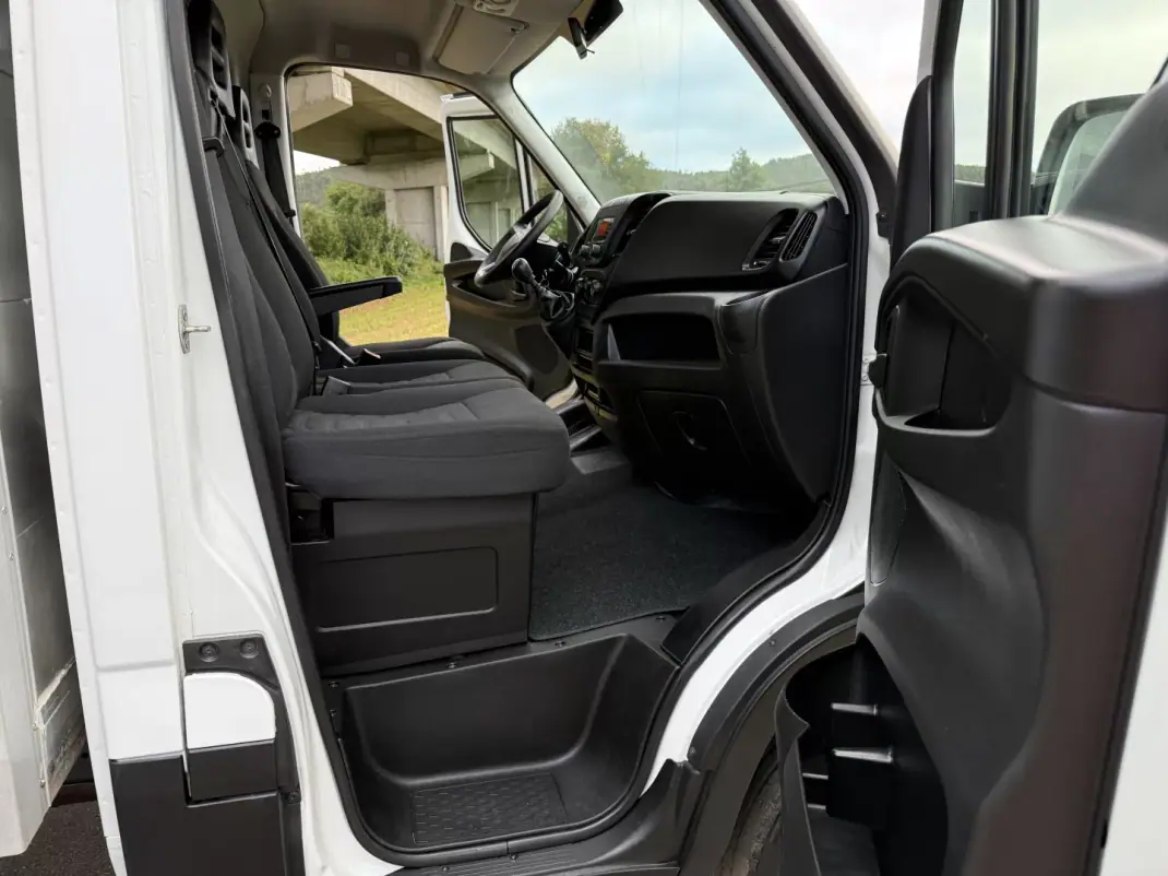 Iveco DAILY 35-140 CONTENTOR E PLATAFORMA 2018 - 29990 EUR, 81000 km - AUTO.MOTO.pt - 81000km - foto 23 de 28