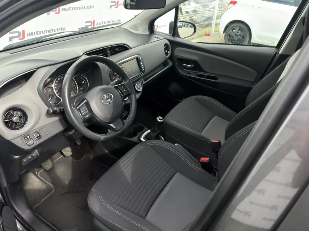 Toyota Yaris 2020 - 12990 EUR, 110000 km - AUTO.MOTO.pt - 110000km - foto 11 de 22