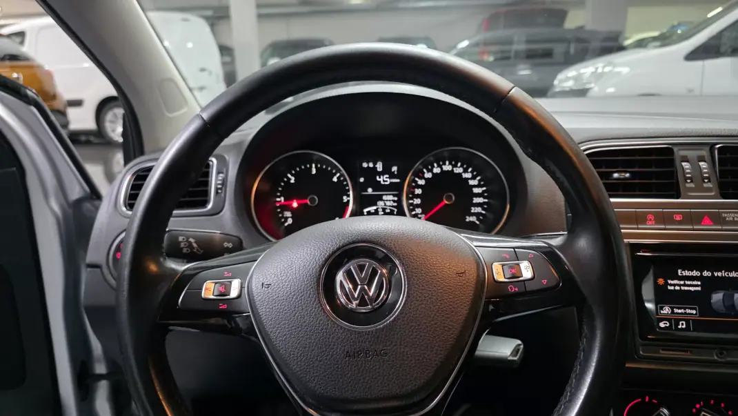 Volkswagen Polo 2014 - 10990 EUR, 136000 km - AUTO.MOTO.pt - 136000km - foto 13 de 31