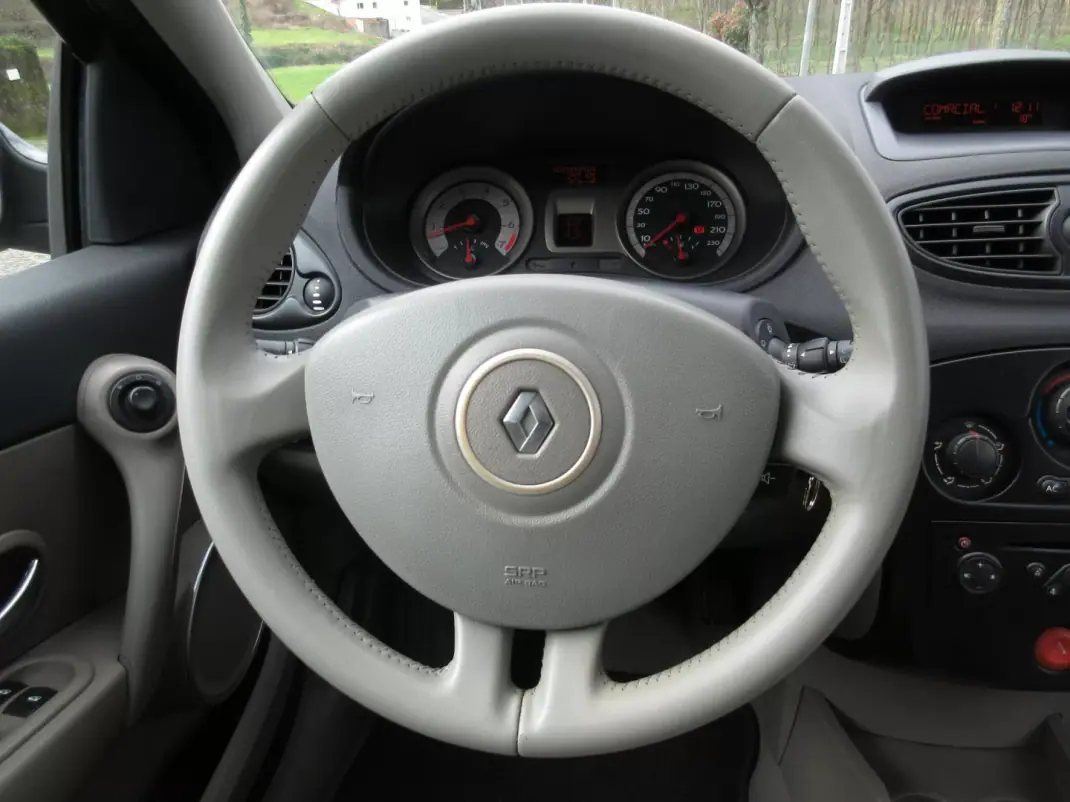 Renault Clio 2006 - 3990 EUR, 249000 km - AUTO.MOTO.pt - 249000km - foto 34 de 38