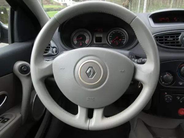 Renault Clio 2006 - 3990 EUR, 249000 km - AUTO.MOTO.pt - 249000km - foto 34 de 38