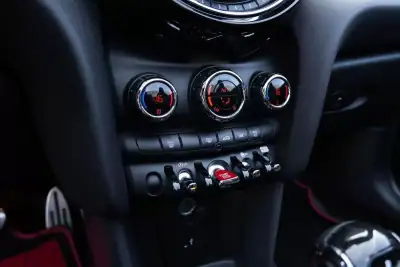 MINI Cooper 2021 - 25999 EUR, 94000 km - AUTO.MOTO.pt - 94000km - foto 36 de 38