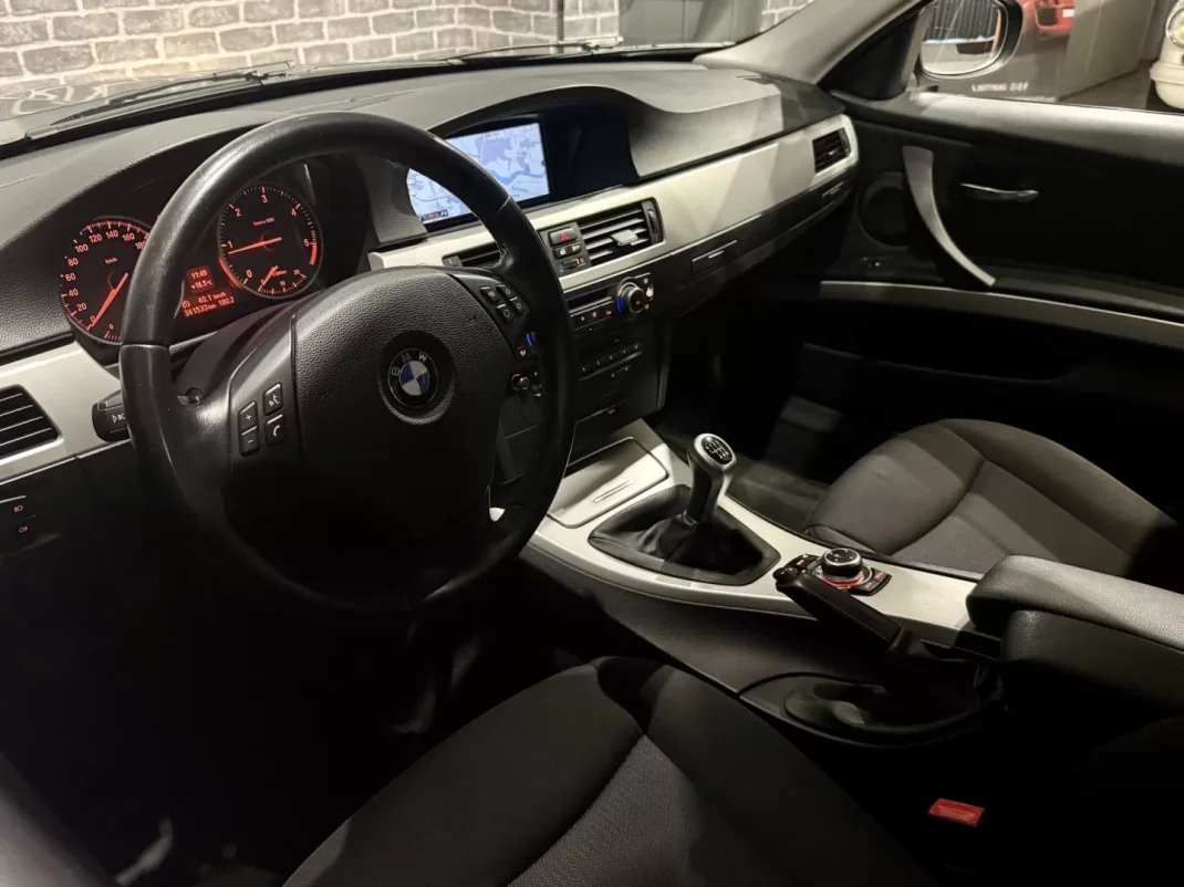 BMW 318 2011 - 8490 EUR, 341000 km - AUTO.MOTO.pt - 341000km - foto 13 de 14