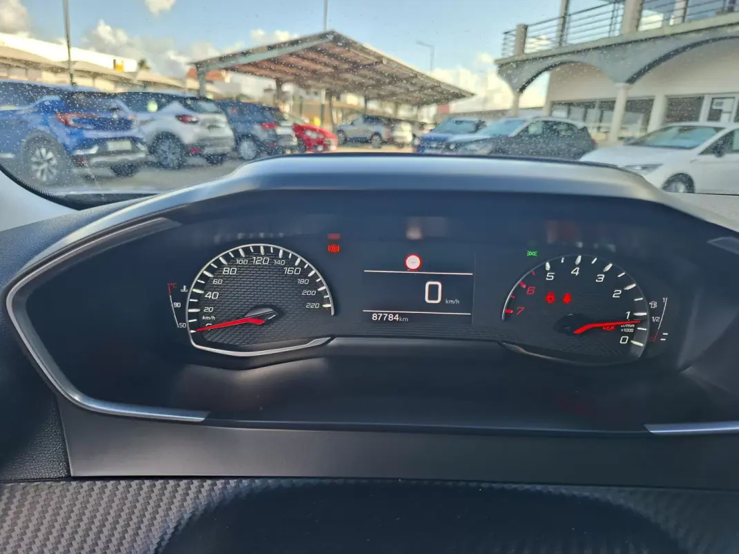Peugeot 2008 2021 - 16500 EUR, 87900 km - 87900km - foto 22 de 32